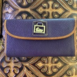 Pebble Grain Continental Clutch